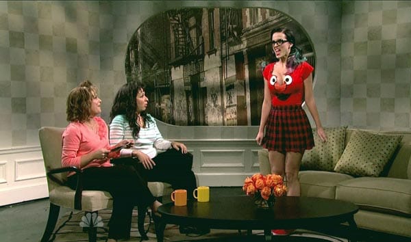 Angesichts so tiefer Einblicke entfuhr sogar einer der beiden Moderatorinnen: "Schaut euch Elmos Kopf an, der ist ja ganz verzerrt." ( Angesichts so tiefer Einblicke entfuhr sogar einer der beiden Moderatorinnen: "Schaut euch Elmos Kopf an, der ist ja ganz verzerrt." (
