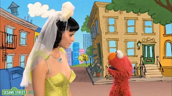 Auslöser des Skandälchens war diese Szene von Katy zusammen mit der Figur Elmo in der "Sesamstraße". Eltern, die ihr Dekolletee dabei viel zu freizügig fanden, protestierten gegen die Ausstrahlung im TV. ( Auslöser des Skandälchens war diese Szene von Katy zusammen mit der Figur Elmo in der "Sesamstraße". Eltern, die ihr Dekolletee dabei viel zu freizügig fanden, protestierten gegen die Ausstrahlung im TV. (