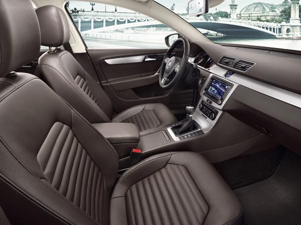 Der Innenraum des VW Passat ist wie gewohnt sachlich und aufgeräumt; verbessert wurde vor allem die Geräuschdämmung. (