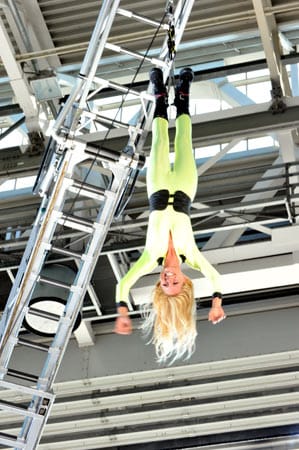 Im neuen Trailer für "Wetten, dass...?" schlüpft Michelle Hunziker in die Rolle einer Stuntfrau. Kopfüber baumelt Gottschalks schöne Co-Moderatorin in rund zehn Metern Höhe unterm Dach eines Flugzeug-Hangars an einem Bungee-Seil. (