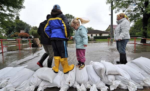 Hochwasser in Brandenburg: In der Gemeinde Kabelsketal ist der kleine Fluss Kabelske über die Ufer getreten und hat Straßen im Ortsteil Gröbers überflutet ( Hochwasser in Brandenburg: In der Gemeinde Kabelsketal ist der kleine Fluss Kabelske über die Ufer getreten und hat Straßen im Ortsteil Gröbers überflutet (