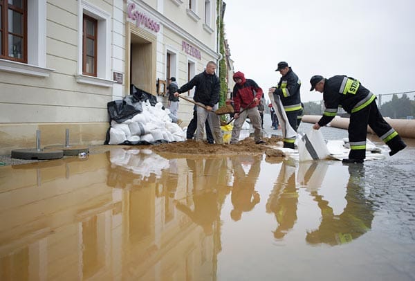 Hochwasser: Auch im polnischen Zgorzelec sind Häuser von den steigenden Wassermassen bedroht ( Hochwasser: Auch im polnischen Zgorzelec sind Häuser von den steigenden Wassermassen bedroht (