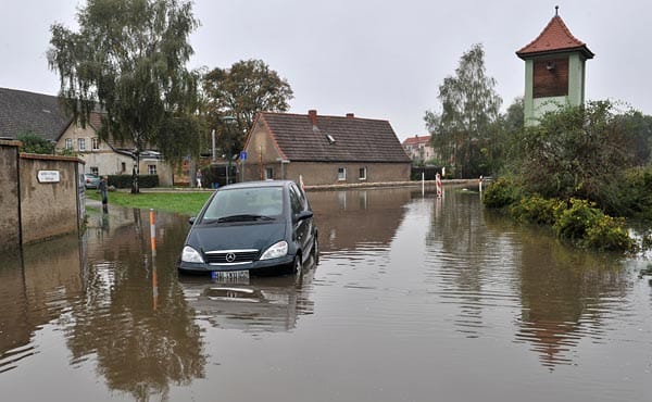 Hochwasser: Im Ortsteil Dölbau von Kabelsketal ist an Autofahren nicht zu denken ( Hochwasser: Im Ortsteil Dölbau von Kabelsketal ist an Autofahren nicht zu denken (