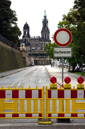 In Dresden sind noch Straßen wegen des Hochwassers gesperrt ( In Dresden sind noch Straßen wegen des Hochwassers gesperrt (