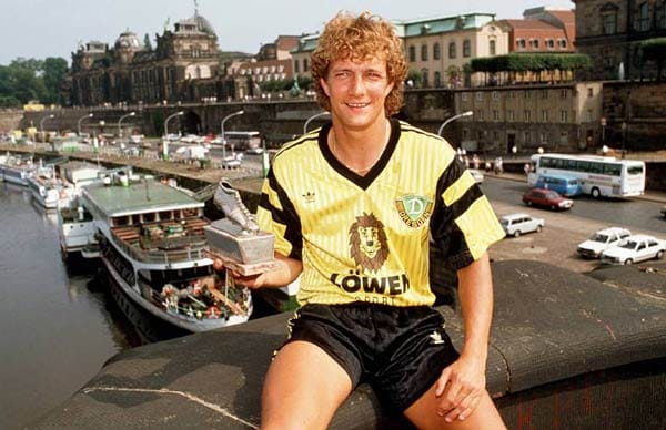 Torsten Gütschow war mit 20 Treffern für Dynamo Dresden der letzte Torschützenkönig der DDR-Oberliga. Stolz präsentiert er den silbernen Schuh auf der Elbbrücke. Dynamo spielt heute in der 3. Liga. (