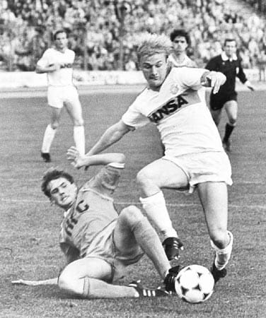Auch der Hallscher FC Chemie spielte zuletzt in der DDR-Oberliga. Hier ein Zweikampf zwischen Weidner und Hansa Rostocks Axel Kruse im September 1988. Heute punktet der Hallscher FC in der Regionalliga Nord. (