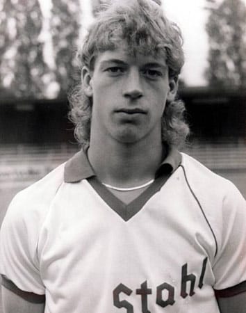 Steffen Freund trug 1990 noch das Trikot von Stahl Brandenburg. Danach spielte er für Schalke, Dortmund, Tottenham, Kaiserslautern und Leicester. Stahl Brandenburg dagegen bestreitet seine Partien eher in der Provinz. Nämlich in der Brandenburg-Liga. (