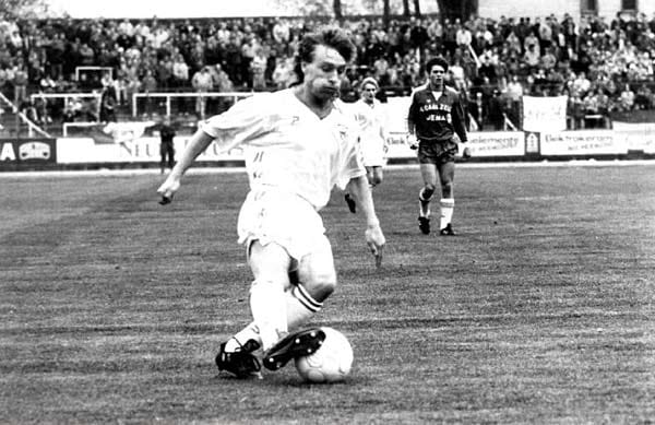 BFC Dynamo: 1990 mit Thomas Doll am Ball. In der Zeit der DDR war der BFC mit zehn Meistertiteln in Folge von 1979 bis 1988 der erfolgreichste Fußballverein der DDR-Oberliga. Nach der Wende nannte sich der Klub einige Jahre FC Berlin, seit 1999 geht der Verein wieder als BFC Dynamo auf Punktejagd. Zurzeit in der Oberliga-Nordost, Staffel Nord. (
