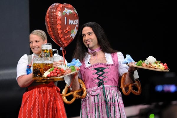 Comedian Bülent Ceylan präsentierte sich trotz stark behaarter Brust im rosafarbenen Dirndl. (