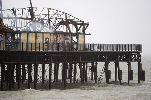 Mit dem Feuer in Hastings setzt sich eine Serie von Brandunglücken an den historischen Seebrücken Südenglands fort. Vier historische Bauwerke gingen in den letzten Jahren in Flammen auf. ( Mit dem Feuer in Hastings setzt sich eine Serie von Brandunglücken an den historischen Seebrücken Südenglands fort. Vier historische Bauwerke gingen in den letzten Jahren in Flammen auf. (