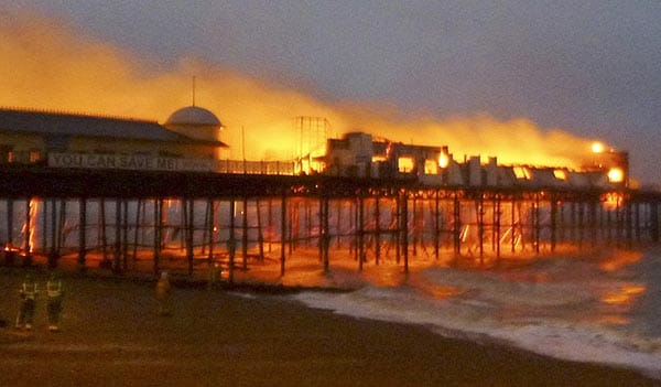 Ein Feuer hat die historische Pier im britischen Badeort Hastings zerstört. ( Ein Feuer hat die historische Pier im britischen Badeort Hastings zerstört. (