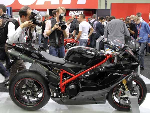 Ducati lässt es ebenfalls krachen - hier mit der neuen 1198 SP. (