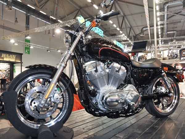 Harley Davidson ist mit der neuen Super Low nach Köln gekommen. (