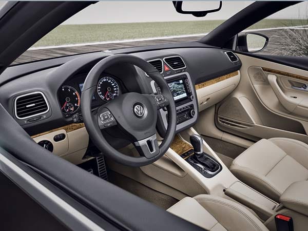Der Innenraum präsentiert sich im gewohnten VW-Design. (