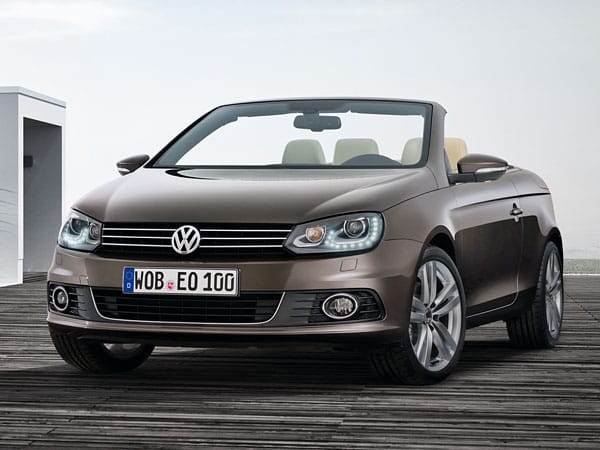 VW Eos nach dem Facelift: Schmaler Kühlergrill mit drei Streben, Scheinwerfer im Golf-Design. (
