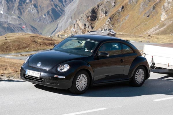 So zeigte sich bei Testfahrten in den Alpen die kommende Generation des VW New Beetle im vergangenen Jahr. ( So zeigte sich bei Testfahrten in den Alpen die kommende Generation des VW New Beetle im vergangenen Jahr. (