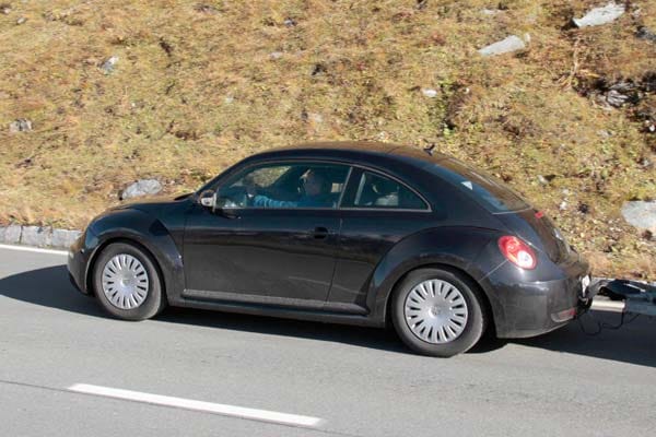 2012 rollt der neue Käfer zu den Kunden. Technisch basiert der VW New Beetle auf dem aktuellen VW Golf VI. (