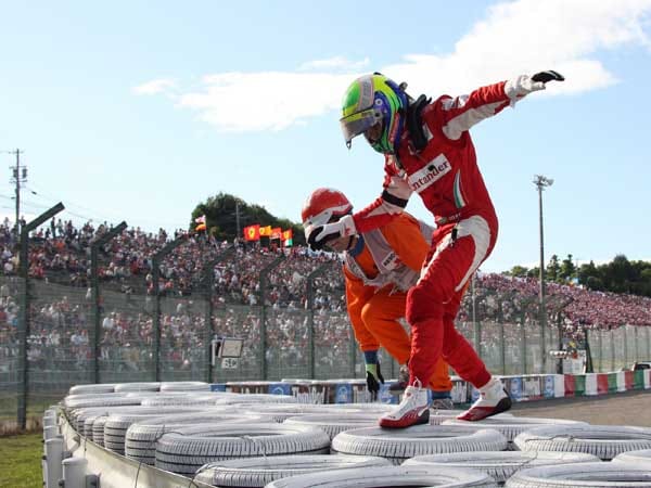 Felipe Massa (vorne) versucht, nach seinem Ausscheiden möglichst schnell von der Strecke wegzukommen. (