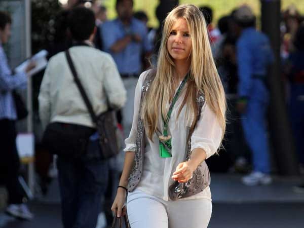 Eine gute Figur gibt auch Vivian Sibold ab. Die Freundin von Mercedes-Pilot Nico Rosberg ist in der Boxengasse ein echter Blickfang. (