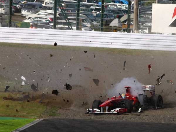 Der Bolide von Ferrari-Pilot Felipe Massa wird bei dem Crash zerlegt. (