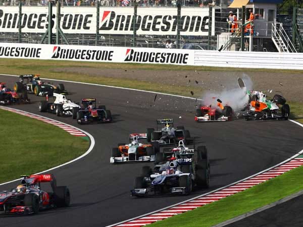 Unfall in Kurve eins: Felipe Massa (li.) rutschte voll in den Boliden von Vitantonio Liuzzi. Beide sind damit draußen, passiert ist zum Glück nichts. (