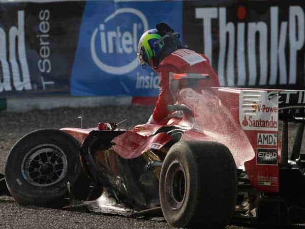 Ende einer Dienstfahrt: Enttäuscht steigt Felipe Massa aus dem Wrack seines Ferraris. (