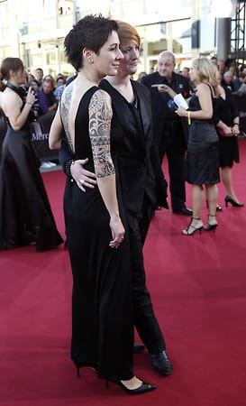 Dunja Hayali präsentiert ihre Tattoos beim "Deutschen Fernsehpreis". (
