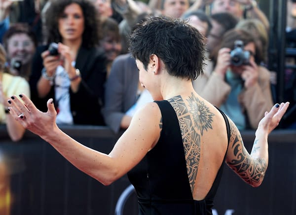 Dunja Hayali präsentierte ihre Tattoos beim "Deutschen Fernsehpreis". (