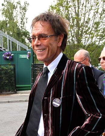 Sieht dieser Mann aus wie 70? Keineswegs, aber er ist es: Cliff Richard feiert heute seinen Geburtstag. Das Bild zeigt ihn im Juli dieses Jahres. ( Sieht dieser Mann aus wie 70? Keineswegs, aber er ist es: Cliff Richard feiert heute seinen Geburtstag. Das Bild zeigt ihn im Juli dieses Jahres. (