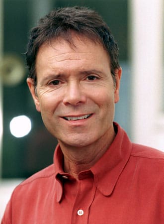 Cliff Richard im Jahr 1998: Der Sänger von Hits wie "We Don’t Talk Anymore" steht bereits seit rund 50 Jahren auf der Bühne. ( Cliff Richard im Jahr 1998: Der Sänger von Hits wie "We Don’t Talk Anymore" steht bereits seit rund 50 Jahren auf der Bühne. (