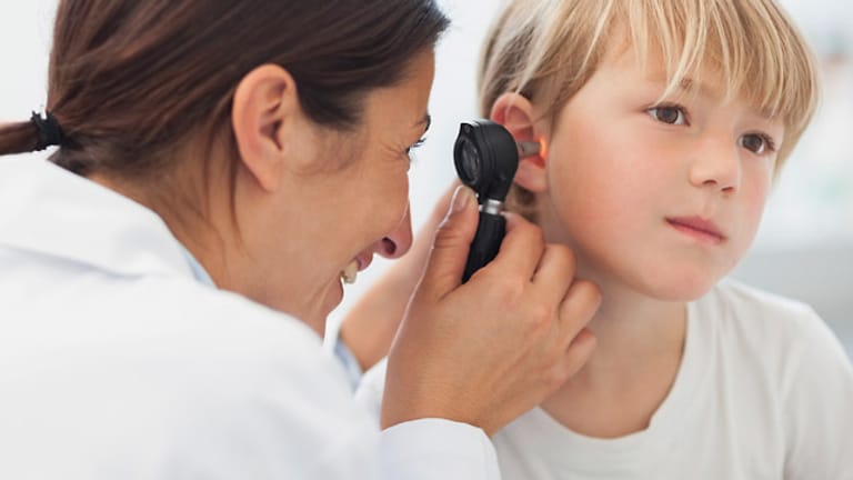 Beim Paukenerguss leidet das Hörvermögen der Kinder.