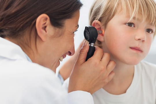 Beim Paukenerguss leidet das Hörvermögen der Kinder.