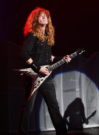 ...sondern Dave Mustaine, der heute der Kopf der Metal-Band Megadeth ist. 1983, zwei Jahre nach der Gründung von Metallica, schmiss ihn der Rest der Band raus, weil er angeblich mehr Alkohol getrunken habe als alle anderen. (