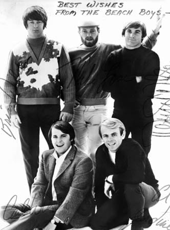 Die fünf Mitglieder der Beach Boys sind: Reihe Brian Wilson, Mike Love und Dennis Wilson (In der hinteren), vorn Carl Wilson und Al Jardine. Doch das waren nicht immer alle. (