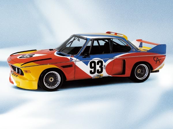 Das erste BMW Art Car ist ein BMW 3.0 CSL von Alexander Calder. 1975 verteilte er geschwungene Flächen und kräftige Farben auf dem Rennwagen. (