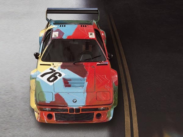 Beim Art Car von Andy Warhol fließen die Farben ineinander. Damit soll der BMW M1 von 1979 Geschwindigkeit bildlich darstellen. (