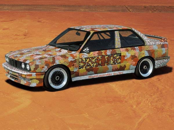 Aboriginies fahren BMW M3: Der australische Künstler Michael Jagamara Nelson schuf 1989 in sieben Tagen aufwendiger Detailarbeit ein fahrendes Papunya-Kunstwerk. (