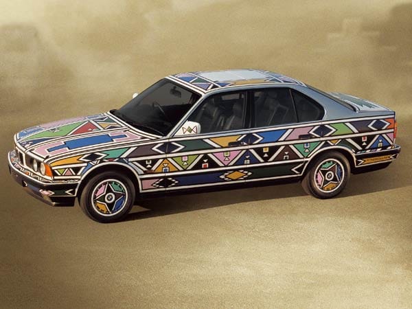 Traditionelle afrikanische Malerei auf einem modernen Automobil - 1991 bemalte die afrikanische Künstlerin Esther Mahlangu einen BMW 525i. (