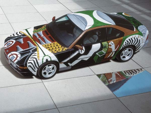 Motorteile, Lenksäule und Fahrer sind zu sehen: David Hockney schuf 1995 mit dem Art Car BMW 850 CSi ein Auto, das sein Inneres nach außen trägt. (