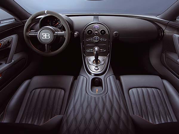 Der Innenraum des Supersportwagens von Bugatti. (