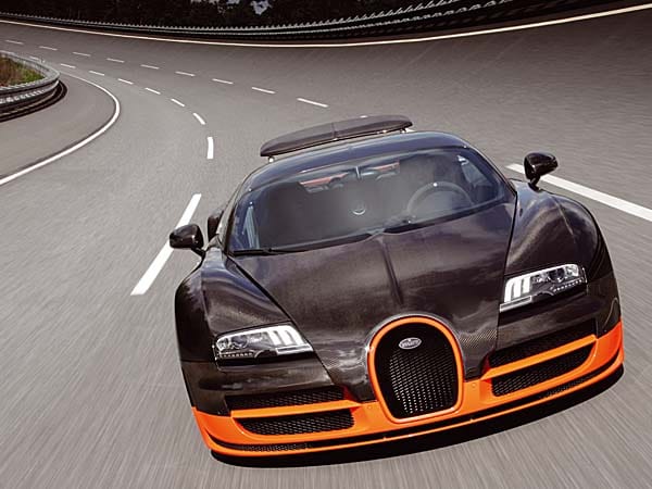 Stellt man den Wahlhebel des Doppelkupplungsgetriebes im schnellste Serienauto der Welt auf "D", lässt sich der Bugatti so unkompliziert fahren wie ein VW Polo. (