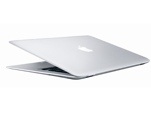 An der Vorderkante ist das MacBook Air nur 2,8 Millimeter dick. (