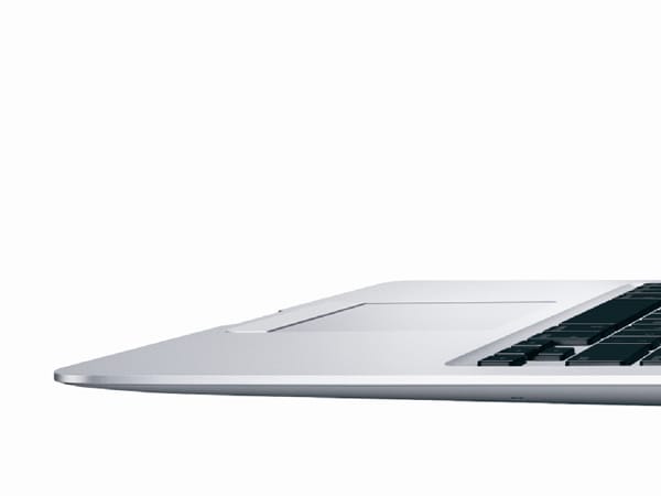Apple stattet das MacBook Air mit einem großen Glas-Trackpad aus, das mit Multitouchgesten bedient werden kann. (