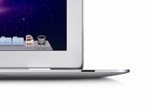 In dem flachen Gehäuse zwängt sich Technik auf engstem Raum und den meisten Platz im MacBook Air nehmen die vier Akkuzellen ein. (