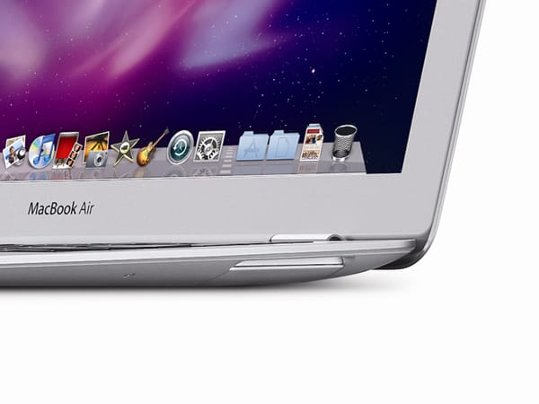 Wie schon der Vorgänger, so hat auch dieses MacBook Air kein optisches Laufwerk. Das würde auch gar nicht in das Gehäuse passen. (