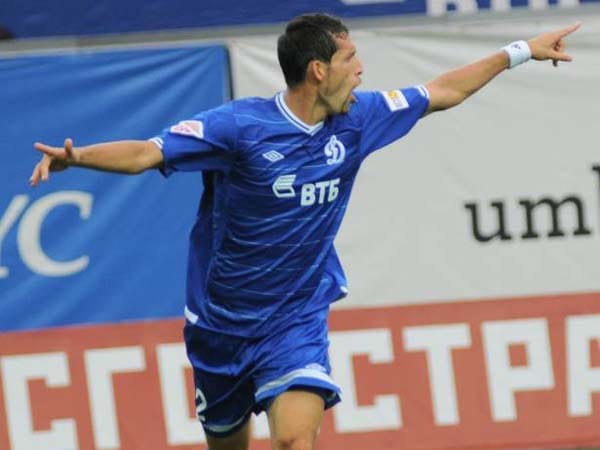 In der russischen Liga bei Dynamo Moskau macht Kevin Kuranyi regelmäßig seine Tore. Von Bundestrainer Löw wird er dennoch ignoriert. Die deutsche Öffentlichkeit nimmt den mittelmäßigen Verein kaum wahr. (