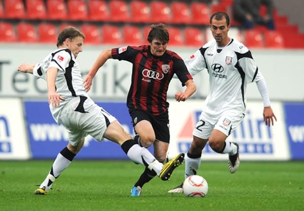 Andreas Buchner (Mitte)) vom FC Ingolstadt kämpft mit den FSV-Akteuren Marc Heitmeier (li.) und Samil Cinaz um den Ball. (