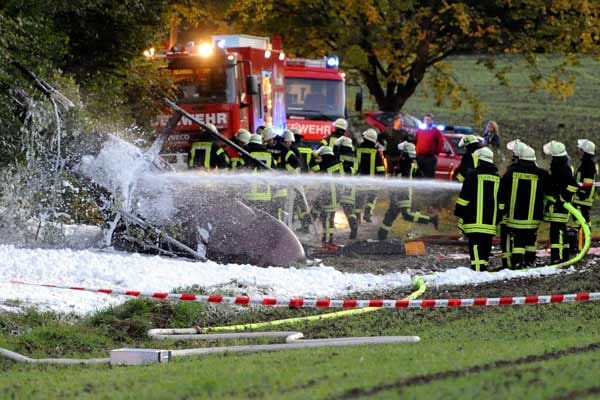 Rettungskräfte im Einsatz am Unfallort. (