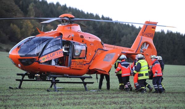 Die 21-jährige Sängerin, ihre Begleiter und der Pilot wurden mit Rettungshubschraubern in ein umliegendes Krankenhaus geflogen. (