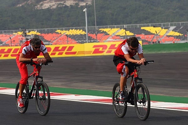 Branding bis ins kleinste Detail: Das Mountainbike, mit dem Fernando Alonso vor jedem Rennen die Strecke abfährt, trägt Ferraris "Cavallino Rampante" auf dem Rahmen.